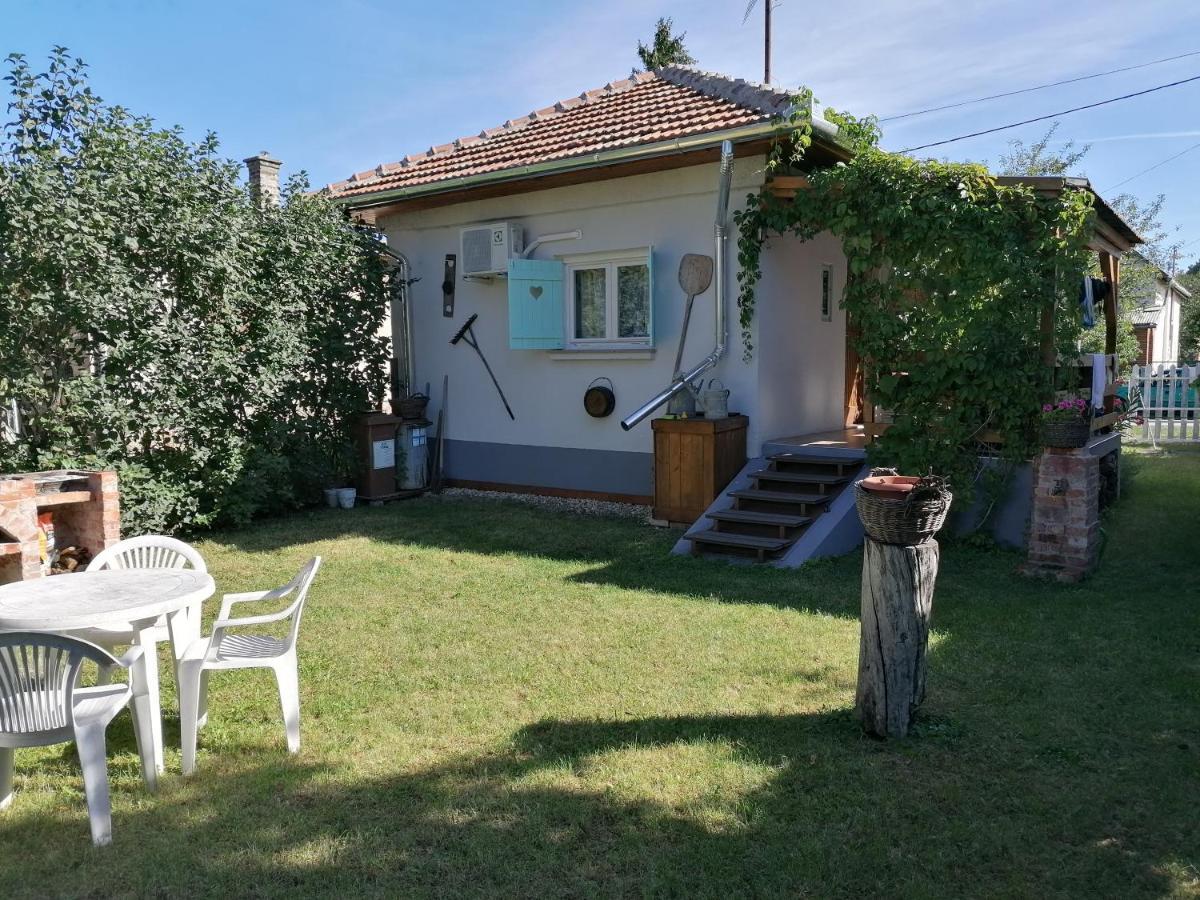 Menta Apartman Мезйокйовешд Екстер'єр фото